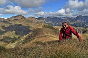05 Spettacolare vista verso il Monte Mincucco colorato d'autunno e oltre